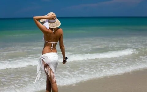 Девушка В Шляпе Спиной На Пляже У Моря