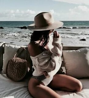 Девушка Со Шляпой На Пляже
